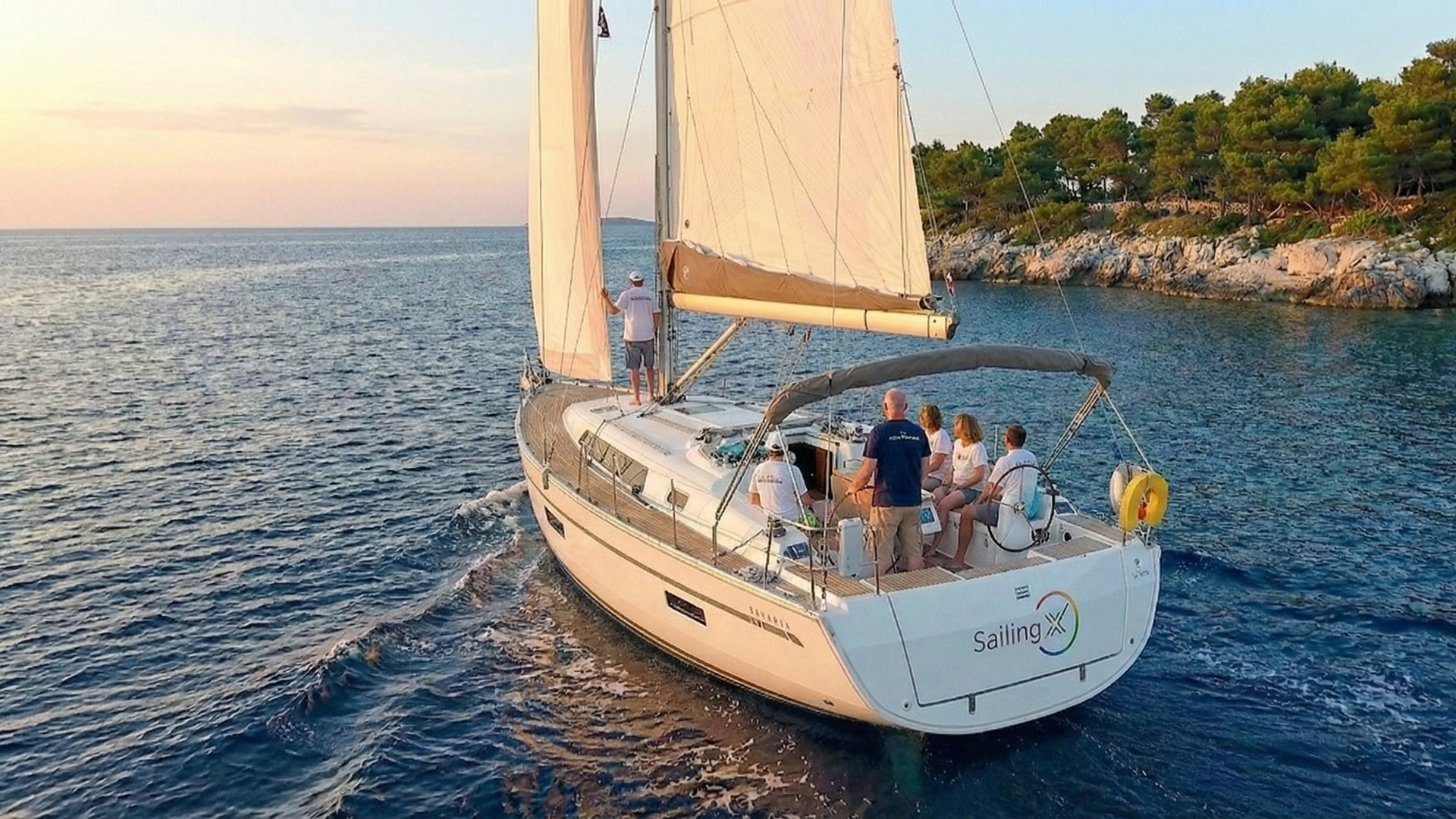 Segelyacht von hinten - Sailing X