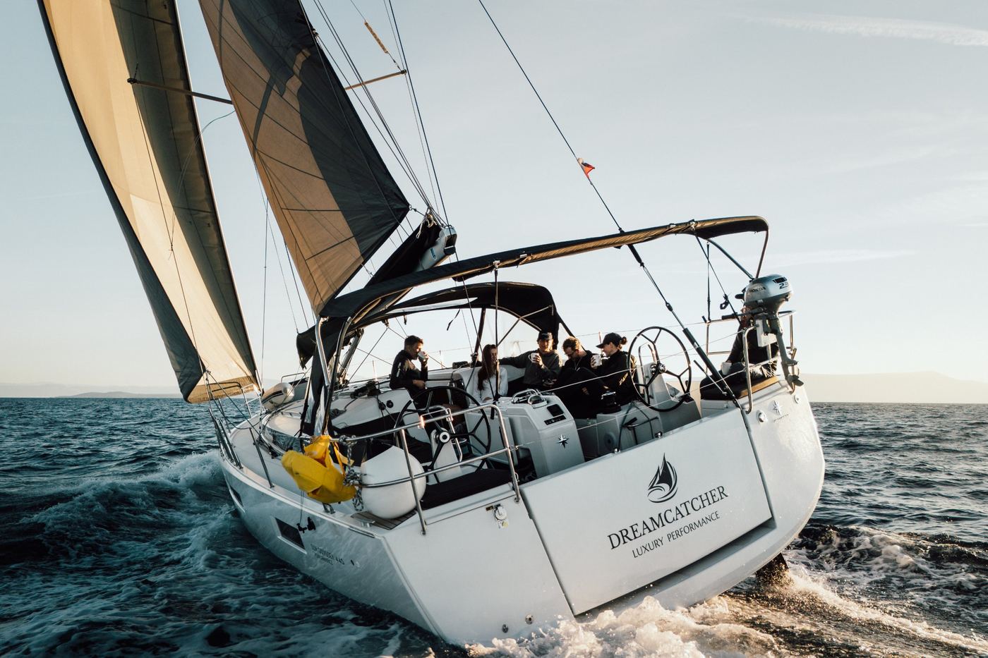 Crew im Cockpit beim Segeln unter vollen Segeln