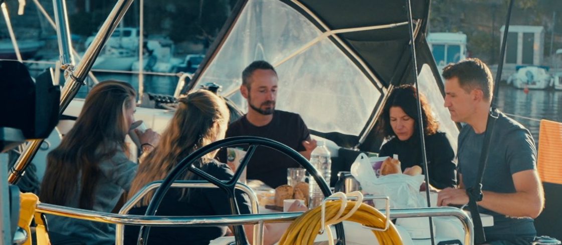 Gemeinsames Frühstück an Bord in einer ruhigen Bucht