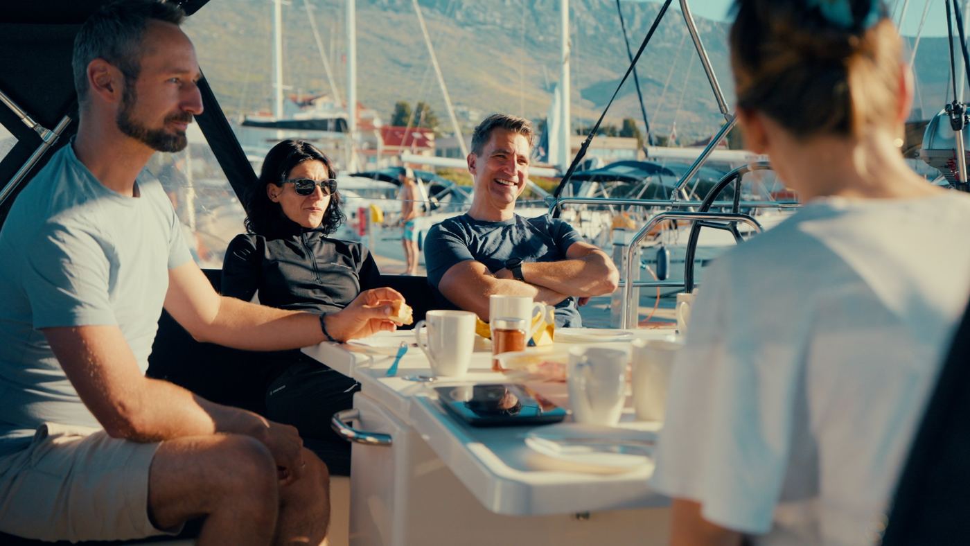 Gesprächsrunde beim Frühstück im Cockpit der Yacht
