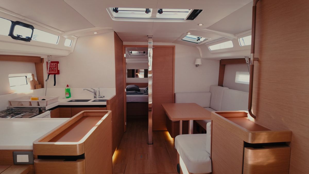Heller Salon mit Pantry und Sitzecke unter Deck