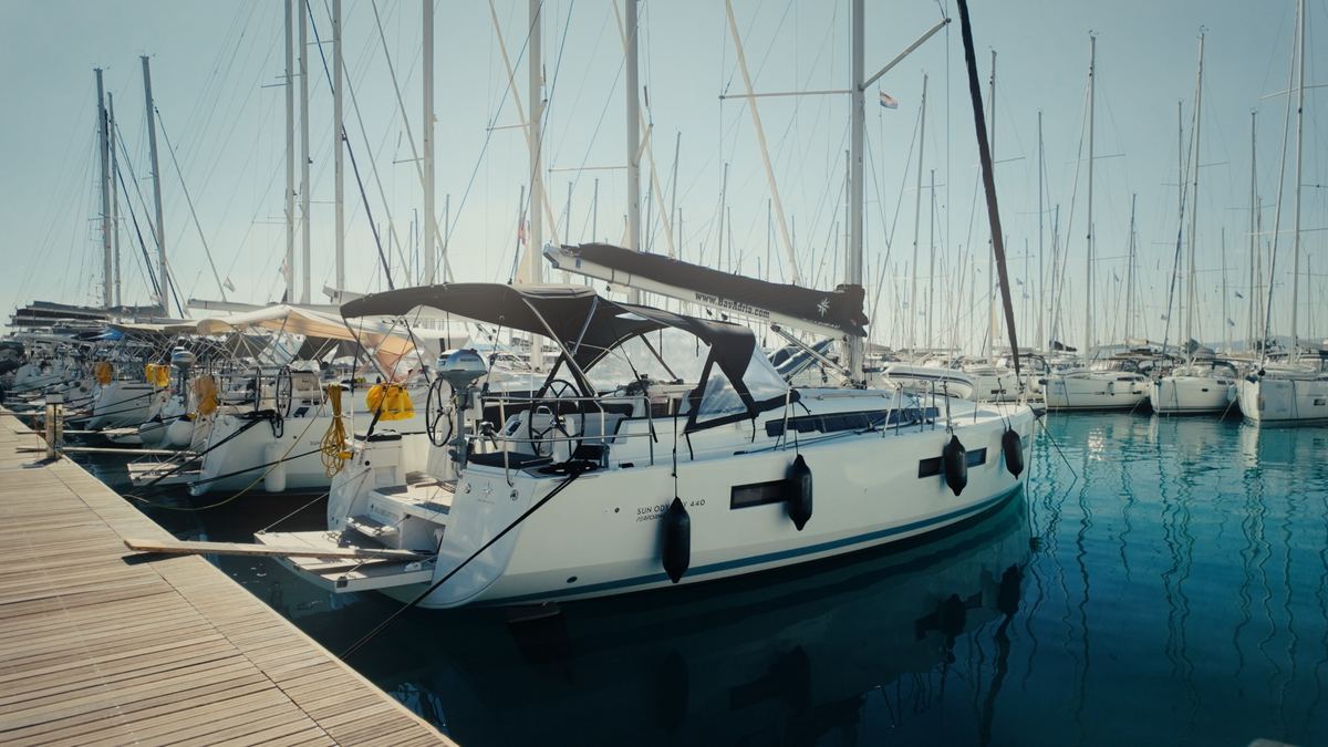 Unsere Segelyacht am Steg in der Marina